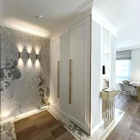 Luxury Gold 300m From The Apartament